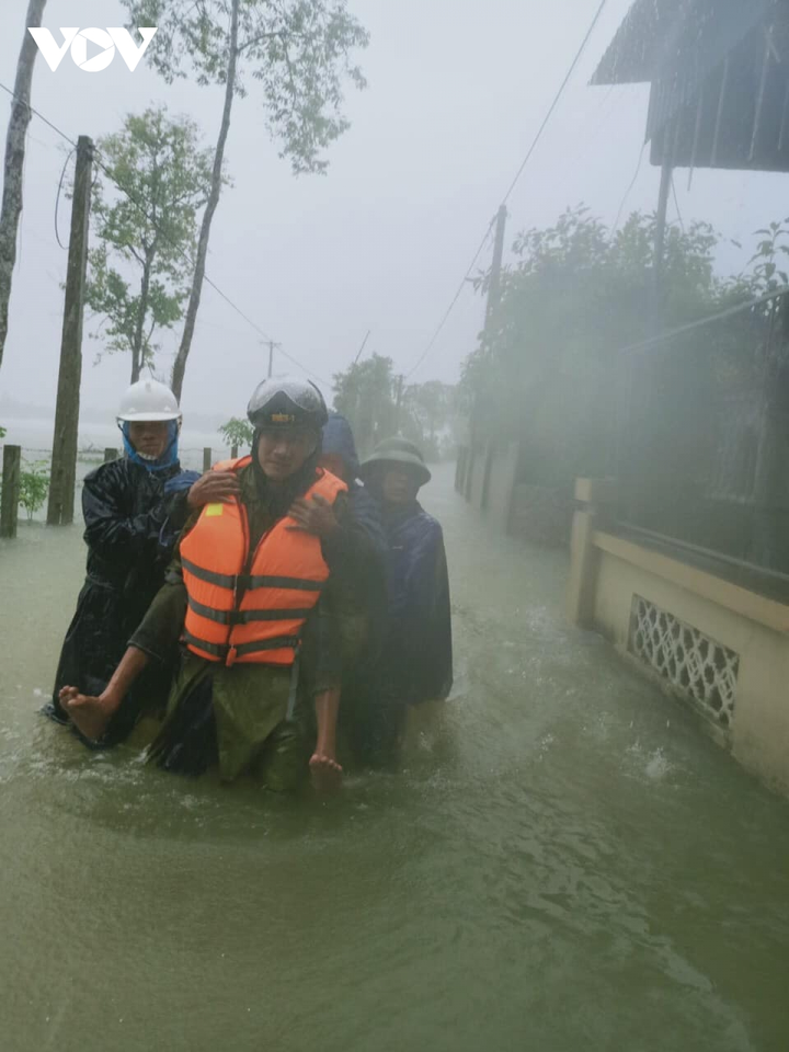 Ảnh: Công an Hà Tĩnh dầm mình trong mưa lũ cõng dân đến nơi an toàn - 7