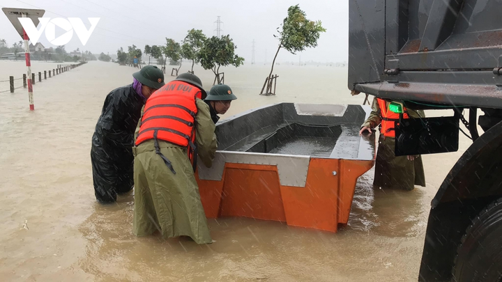 Ảnh: Công an Hà Tĩnh dầm mình trong mưa lũ cõng dân đến nơi an toàn - 8