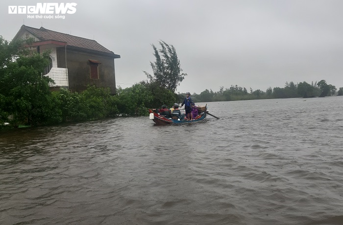 Quảng Bình: Thuyền biển vào làng xã chạy hết công suất ứng cứu dân vùng lũ - 3