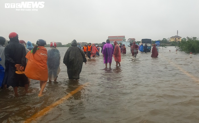 Quảng Bình: Thuyền biển vào làng xã chạy hết công suất ứng cứu dân vùng lũ - 5