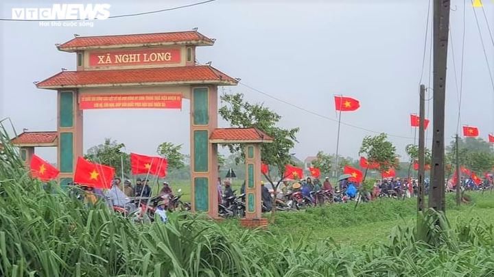 Người Nghệ An vượt lũ, đội mưa lạnh đón liệt sỹ hy sinh ở Rào Trăng 3 về quê mẹ - 2