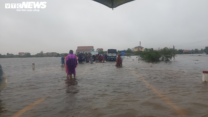 Quảng Bình: Thuyền biển vào làng xã chạy hết công suất ứng cứu dân vùng lũ - 4