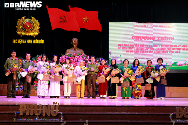 HV An ninh Nhân dân trao giải 'Phụ nữ, đoàn viên xuất sắc, tiêu biểu 2015-2020' - 2