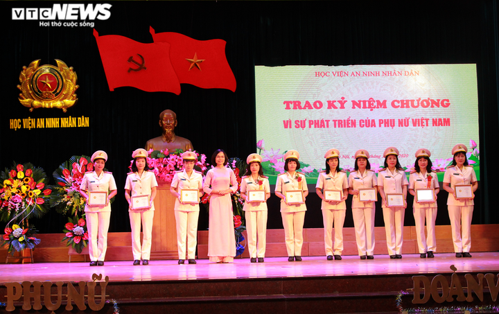HV An ninh Nhân dân trao giải 'Phụ nữ, đoàn viên xuất sắc, tiêu biểu 2015-2020' - 3