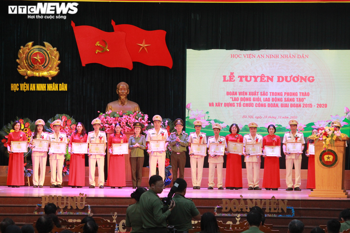 HV An ninh Nhân dân trao giải 'Phụ nữ, đoàn viên xuất sắc, tiêu biểu 2015-2020' - 4