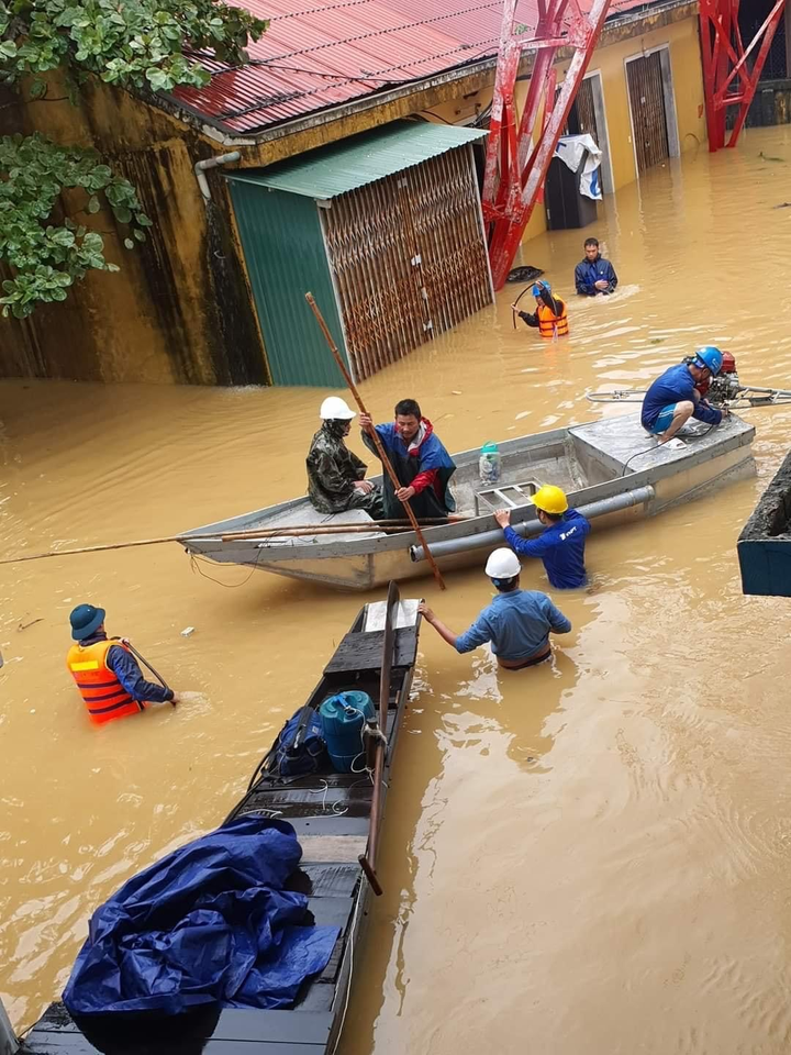 VNPT đảm bảo giữ vững mạng lưới thông tin tại các tỉnh bị ảnh hưởng bởi bão lũ - 2