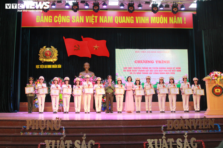 HV An ninh Nhân dân trao giải 'Phụ nữ, đoàn viên xuất sắc, tiêu biểu 2015-2020' - 5