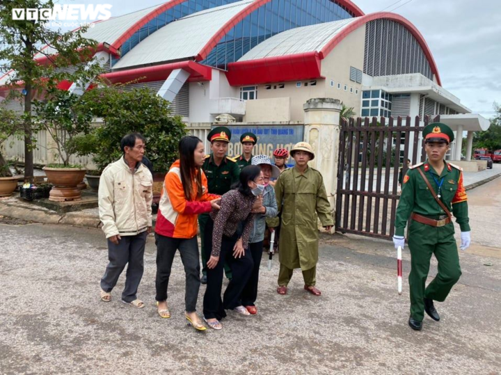 Người thân khóc ngất khi nhìn thấy xe cứu thương chở thi thể chiến sĩ Đoàn 337 - 2