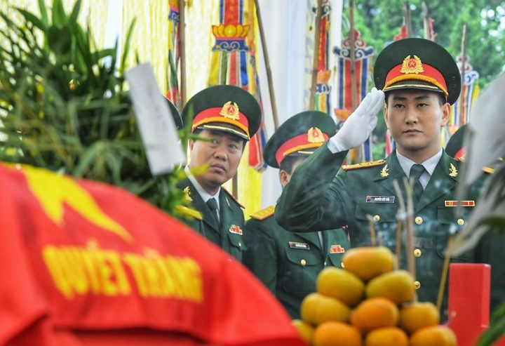 Người dân quê nhà đón Thiếu tướng Nguyễn Hữu Hùng về đất mẹ - 5