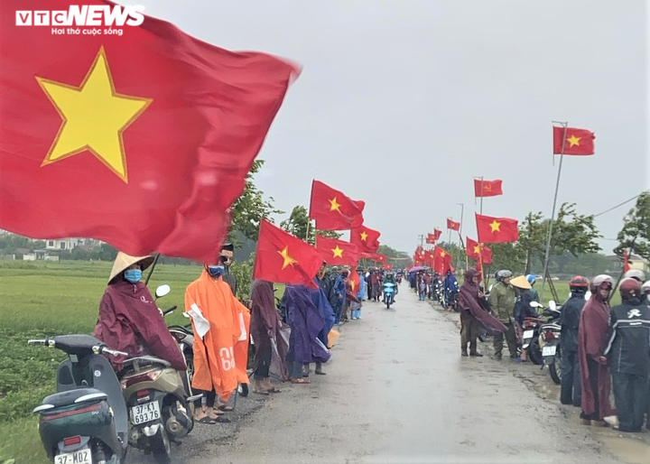 Người Nghệ An vượt lũ, đội mưa lạnh đón liệt sỹ hy sinh ở Rào Trăng 3 về quê mẹ - 1