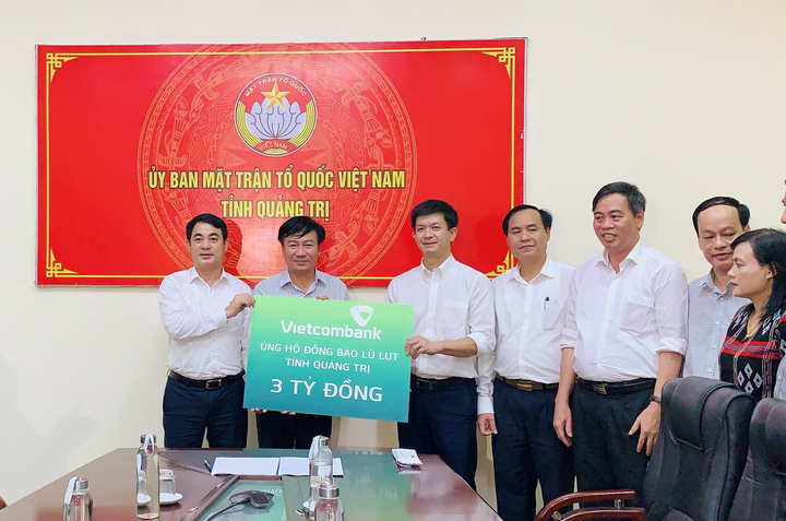 Vietcombank ủng hộ 11 tỷ đồng hỗ trợ đồng bào miền Trung vượt qua khó khăn - 2