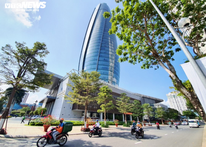 Đại biểu dự đại hội Đảng bộ Đà Nẵng quyên góp ủng hộ miền Trung - 1