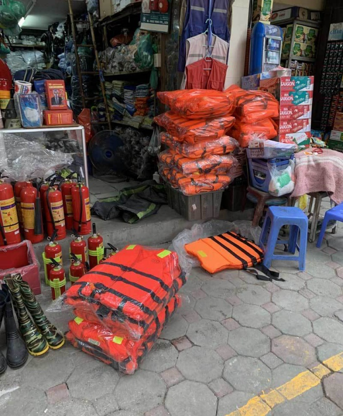 Miền Trung lũ lớn, áo phao cứu sinh ‘cháy hàng’ ở Hà Nội - 2