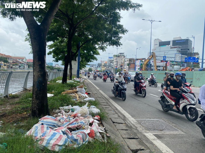 Bãi rác tự phát 'tấn công' con đường đẹp nhất Sài Gòn - 2