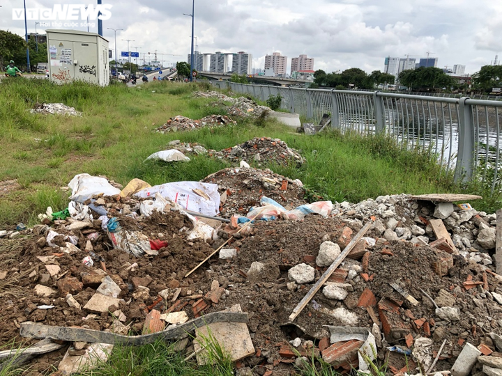 Bãi rác tự phát 'tấn công' con đường đẹp nhất Sài Gòn - 7