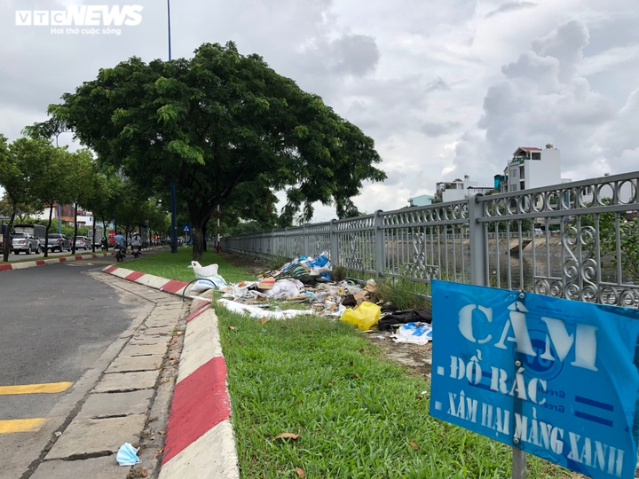 Bãi rác tự phát 'tấn công' con đường đẹp nhất Sài Gòn - 8