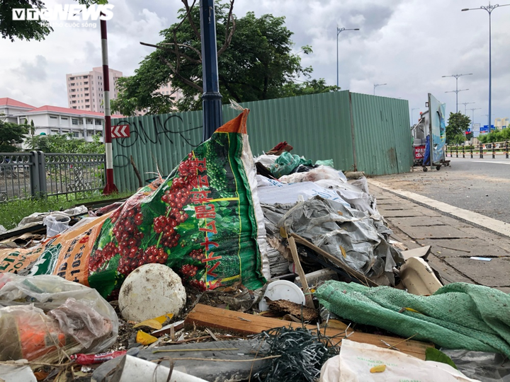 Bãi rác tự phát 'tấn công' con đường đẹp nhất Sài Gòn - 4