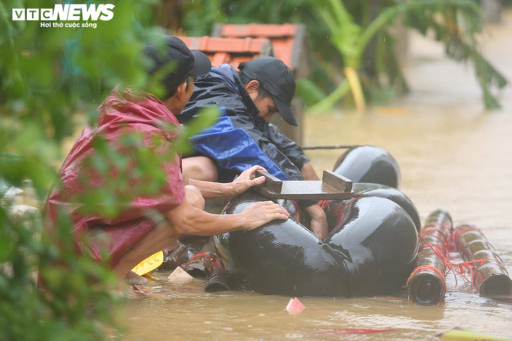 Ảnh: Đại hồng thuỷ nhấn chìm nhà cửa, dân Quảng Bình ngồi trên mái nhà cầu cứu - 11