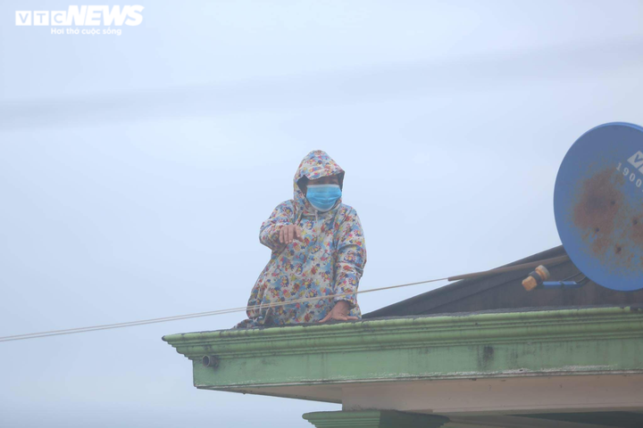 Ảnh: Đại hồng thuỷ nhấn chìm nhà cửa, dân Quảng Bình ngồi trên mái nhà cầu cứu - 5