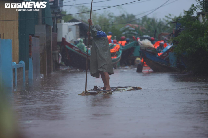 Ảnh: Đại hồng thuỷ nhấn chìm nhà cửa, dân Quảng Bình ngồi trên mái nhà cầu cứu - 3