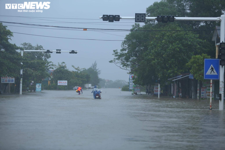 Ảnh: Đại hồng thuỷ nhấn chìm nhà cửa, dân Quảng Bình ngồi trên mái nhà cầu cứu - 9