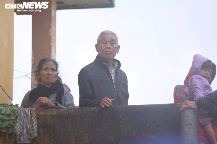 Ảnh: Đại hồng thuỷ nhấn chìm nhà cửa, dân Quảng Bình ngồi trên mái nhà cầu cứu - 7