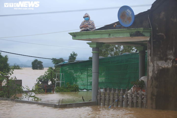 Ảnh: Đại hồng thuỷ nhấn chìm nhà cửa, dân Quảng Bình ngồi trên mái nhà cầu cứu - 4