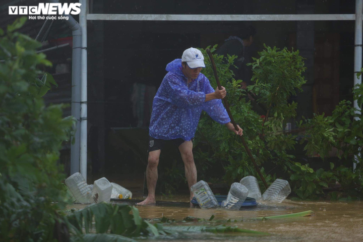 Ảnh: Đại hồng thuỷ nhấn chìm nhà cửa, dân Quảng Bình ngồi trên mái nhà cầu cứu - 10