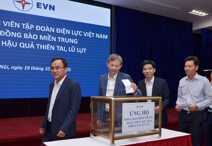 Cán bộ nhân viên EVN ủng hộ miền Trung khắc phục hậu quả thiên tai, lũ lụt - 2