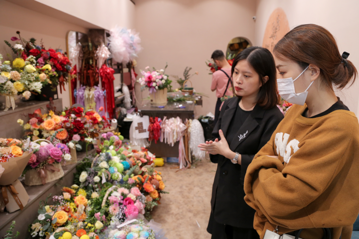 Hoa nhập khẩu bung hàng ngày 20/10 - 2