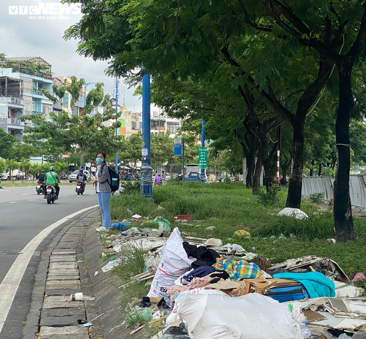 Bãi rác tự phát 'tấn công' con đường đẹp nhất Sài Gòn - 6