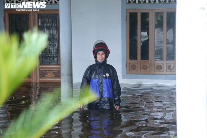 Ảnh: Quảng Bình mưa lớn chưa từng có, quốc lộ ngập sâu, dân bì bõm trong nước - 7