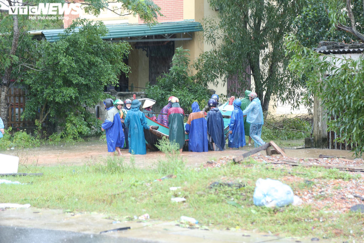 Ảnh: Quảng Bình mưa lớn chưa từng có, quốc lộ ngập sâu, dân bì bõm trong nước - 10