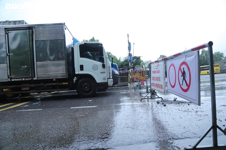 Ảnh: Quảng Bình mưa lớn chưa từng có, quốc lộ ngập sâu, dân bì bõm trong nước - 3