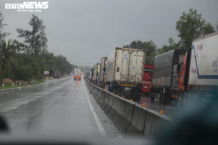 Ảnh: Quảng Bình mưa lớn chưa từng có, quốc lộ ngập sâu, dân bì bõm trong nước - 5