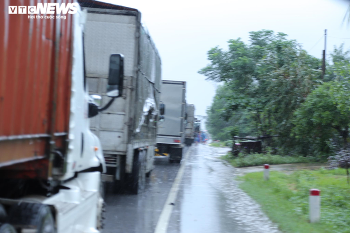 Ảnh: Quảng Bình mưa lớn chưa từng có, quốc lộ ngập sâu, dân bì bõm trong nước - 4