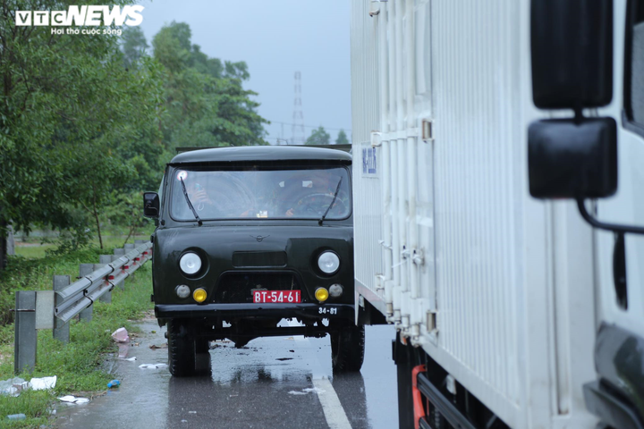 Ảnh: Quảng Bình mưa lớn chưa từng có, quốc lộ ngập sâu, dân bì bõm trong nước - 6