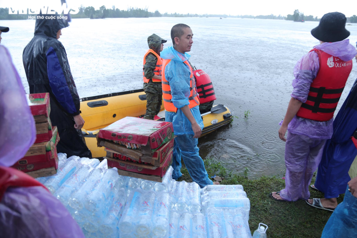 Ảnh: Quảng Bình mưa lớn chưa từng có, quốc lộ ngập sâu, dân bì bõm trong nước - 14
