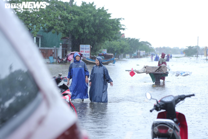 Ảnh: Quảng Bình mưa lớn chưa từng có, quốc lộ ngập sâu, dân bì bõm trong nước - 8