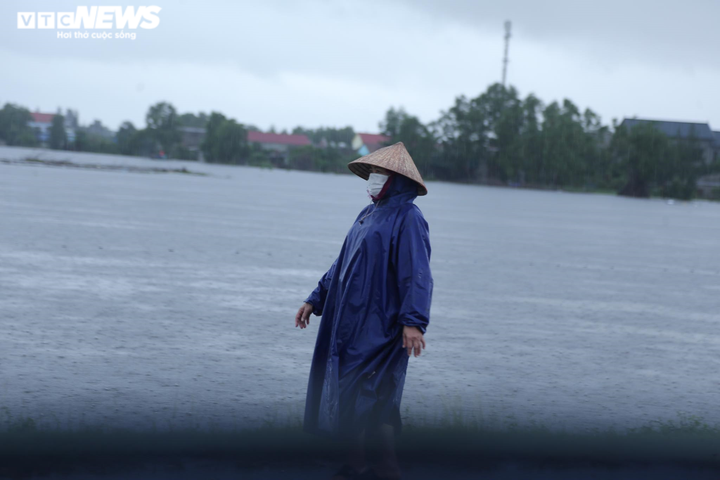 Ảnh: Quảng Bình mưa lớn chưa từng có, quốc lộ ngập sâu, dân bì bõm trong nước - 9