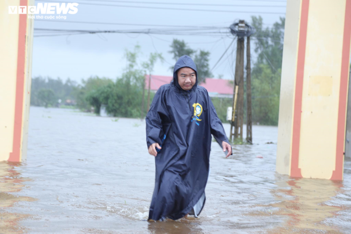 Ảnh: Quảng Bình mưa lớn chưa từng có, quốc lộ ngập sâu, dân bì bõm trong nước - 12