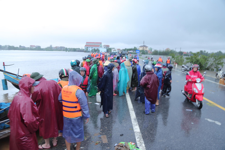 Ảnh: Quảng Bình mưa lớn chưa từng có, quốc lộ ngập sâu, dân bì bõm trong nước - 13