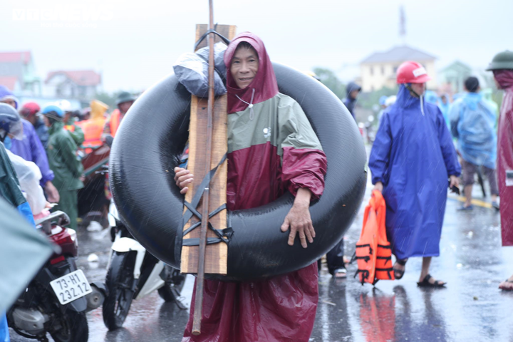 Ảnh: Quảng Bình mưa lớn chưa từng có, quốc lộ ngập sâu, dân bì bõm trong nước - 11