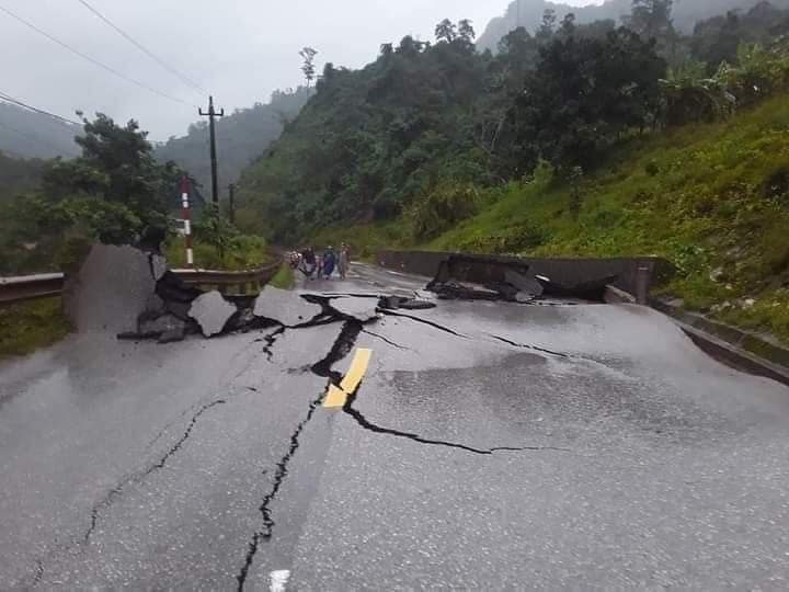 Quốc lộ ở Quảng Bình nứt kinh hoàng sau trận lũ lịch sử - 2