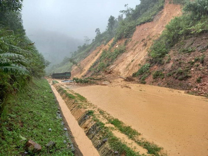 Nhiều tuyến giao thông huyết mạch ở Quảng Bình bị chia cắt, đường sắt tê liệt - 3