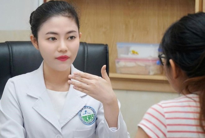 Thường xuyên soi gương, dấu hiệu bệnh tâm thần? - 1