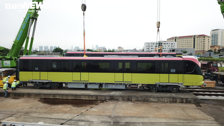 Cận cảnh những toa tàu đầu tiên được cẩu lên đường ray Nhổn - Ga Hà Nội - 6