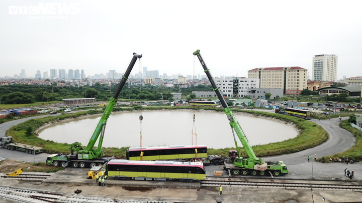 Cận cảnh những toa tàu đầu tiên được cẩu lên đường ray Nhổn - Ga Hà Nội - 3