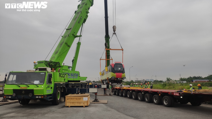 Cận cảnh những toa tàu đầu tiên được cẩu lên đường ray Nhổn - Ga Hà Nội - 8