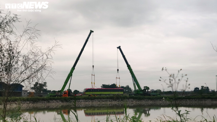 Cận cảnh những toa tàu đầu tiên được cẩu lên đường ray Nhổn - Ga Hà Nội - 9